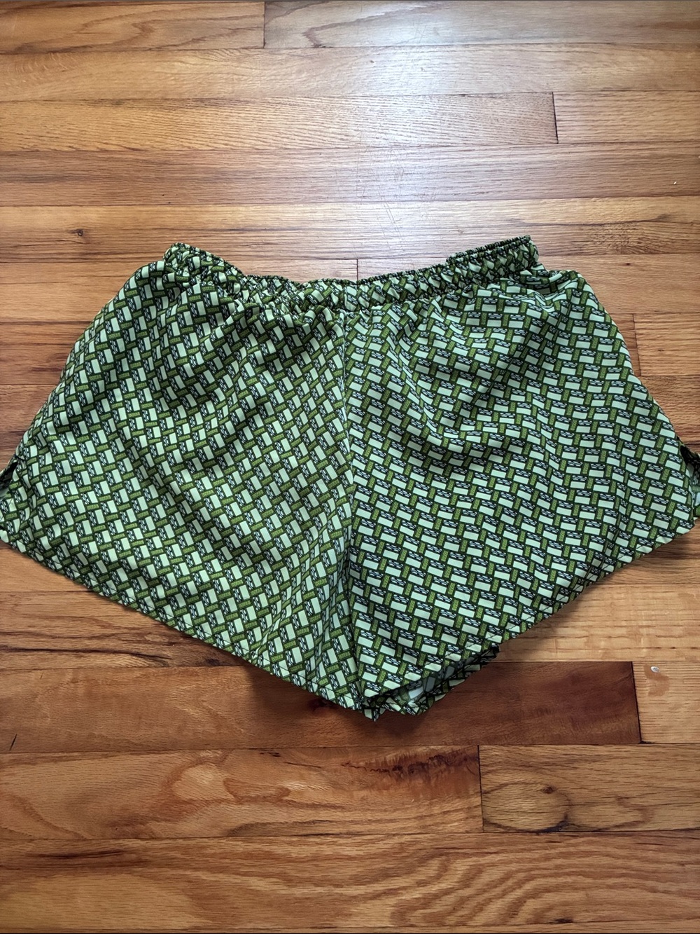 Women's Green Geometric Athletic Shorts with Elastic Waist